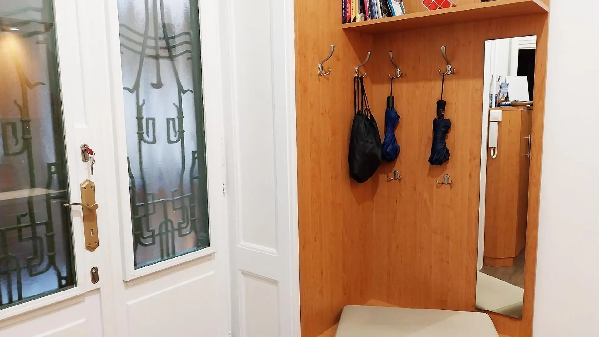 King Bed & Cozy Lighting, Free Wifi In Budapest Apartment