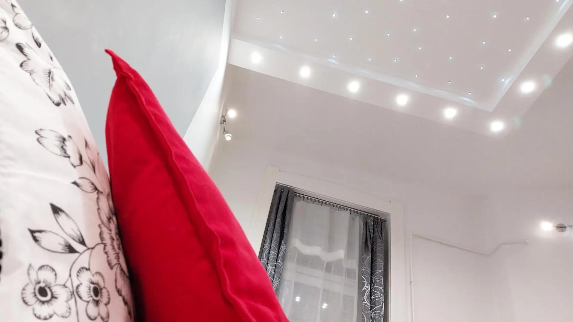 Apartment King Bed & Cozy Lighting, Free Wifi In Budapest