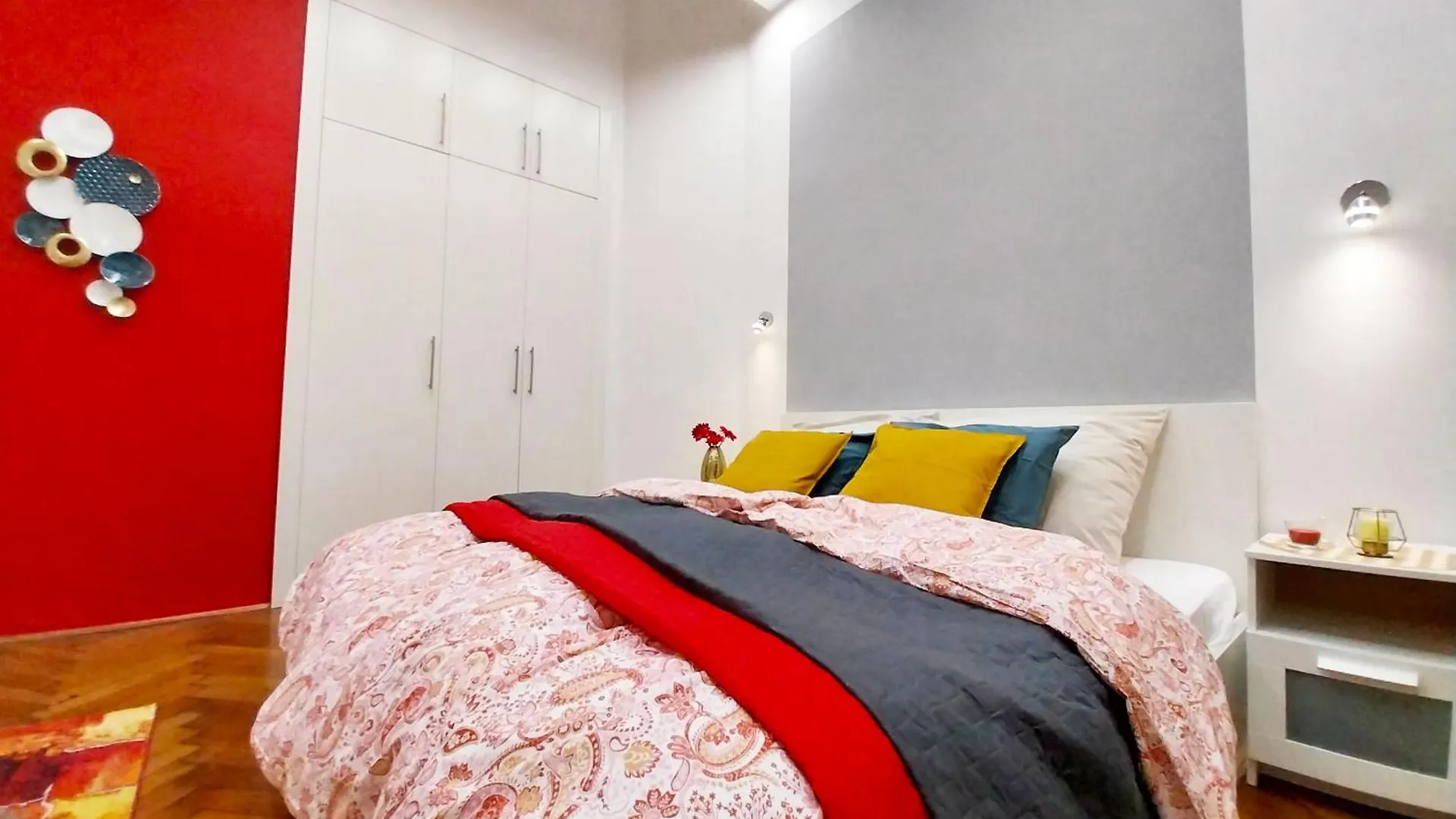 King Bed & Cozy Lighting, Free Wifi In Budapest Hungary