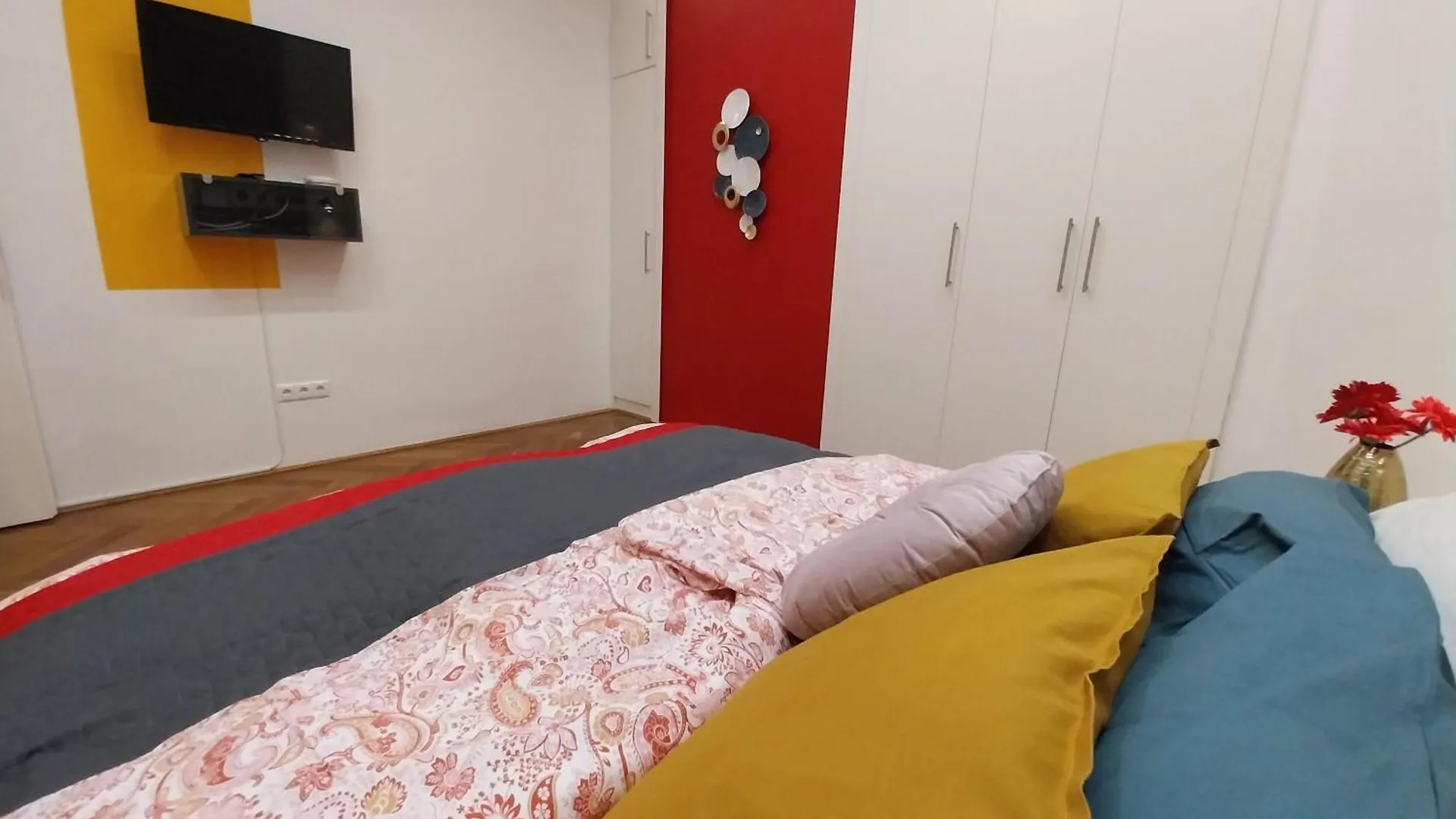 Apartment King Bed & Cozy Lighting, Free Wifi In Budapest