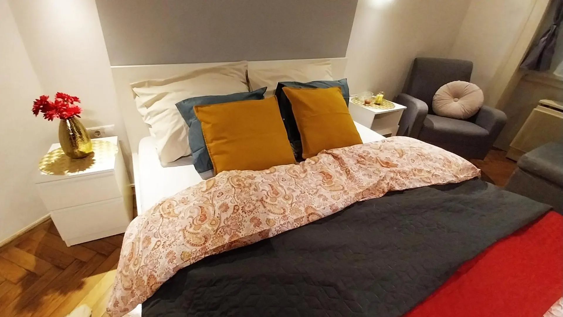 Apartment King Bed & Cozy Lighting, Free Wifi In Budapest