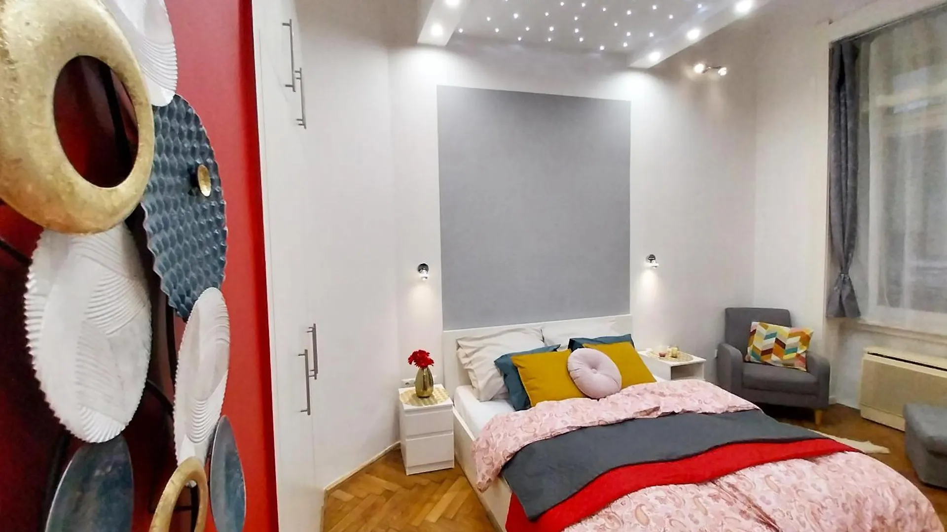 King Bed & Cozy Lighting, Free Wifi In Budapest