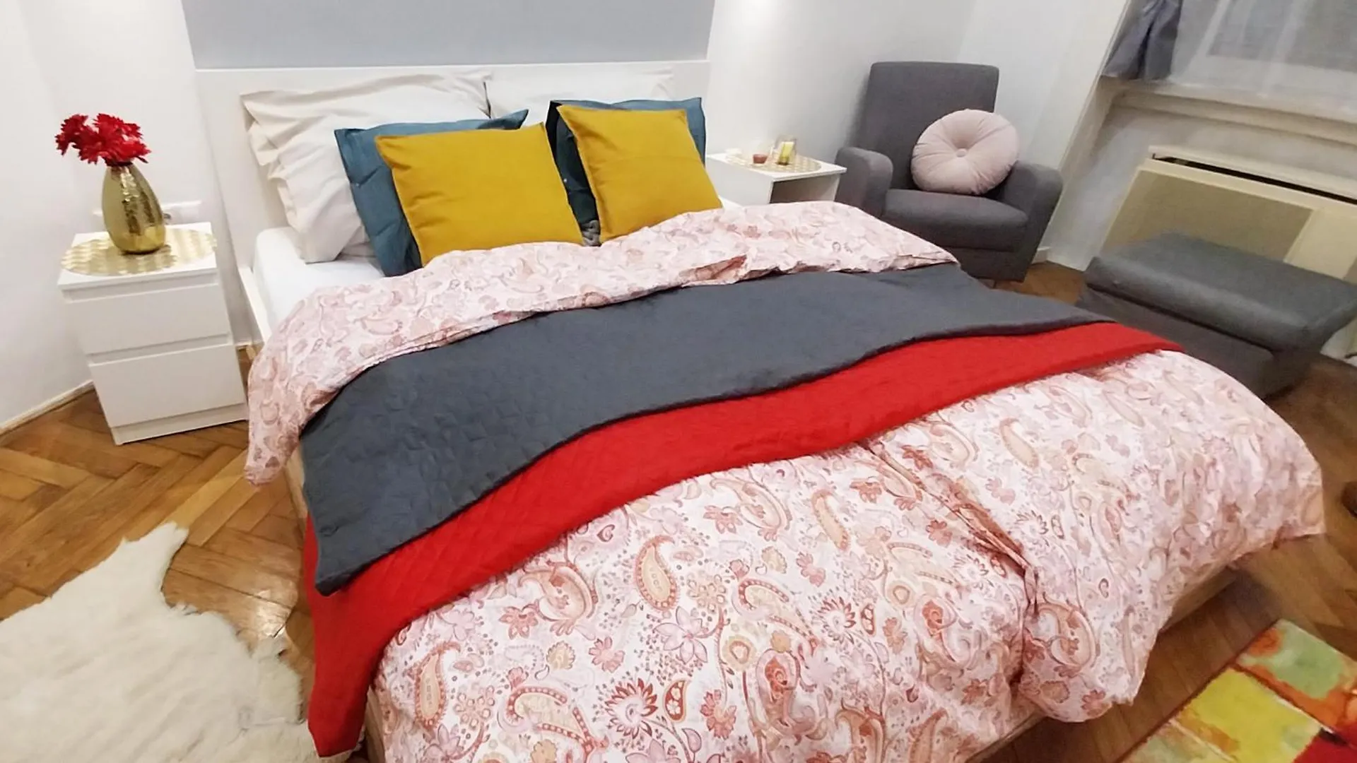 King Bed & Cozy Lighting, Free Wifi In Budapest