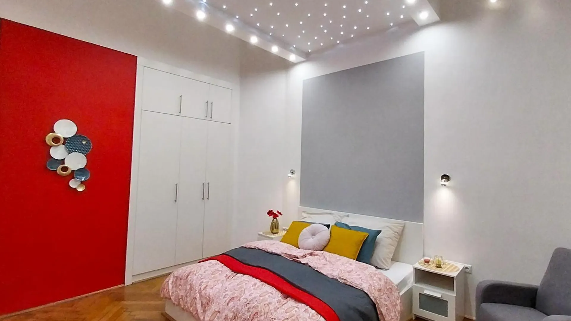 King Bed & Cozy Lighting, Free Wifi In Budapest Hungary
