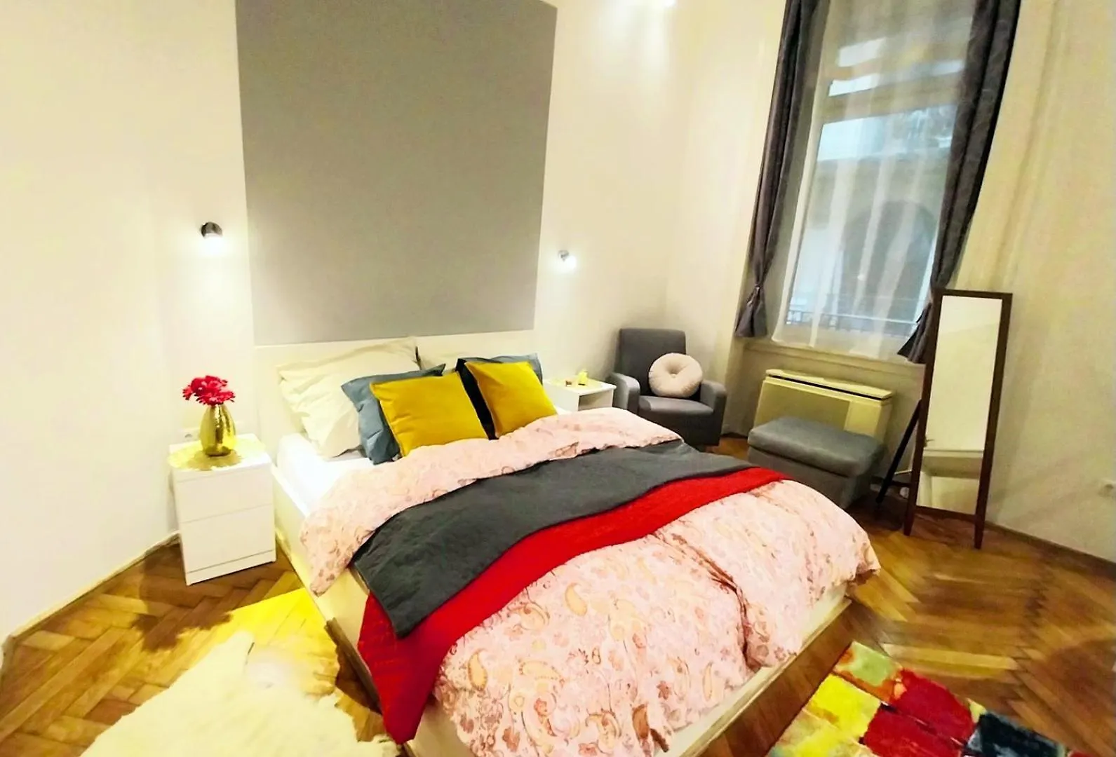 Apartment King Bed & Cozy Lighting, Free Wifi In Budapest Hungary